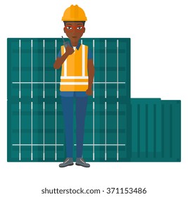 Stevedore sobre el fondo de los contenedores de carga.