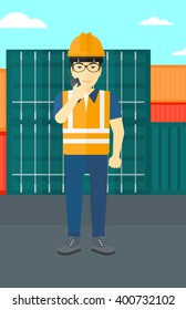 Stevedore sobre el fondo de los contenedores de carga.
