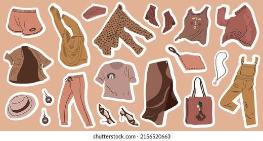 Colección de pegatinas con ropa moderna de mujer. Prendas y accesorios femeninos caseros. Abrigo, saltador, camisa, zapatos, pantalones, bolsa, zapatos volando. Ilustración vectorial plana de color