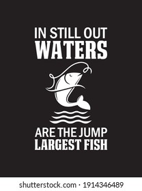 En las aguas quietas se encuentran los peces más grandes. Diseño de afiches de tipografía dibujada a mano. Vector Premium.
