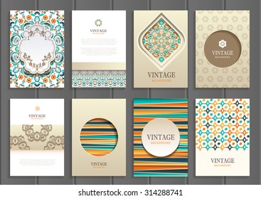 Conjunto de folletos de Vector de stock en marcos y fondos de Plantillas de diseño de estilo vintage. Uso para los materiales impresos, las muestras, los Elementos, los Sitios web, las tarjetas