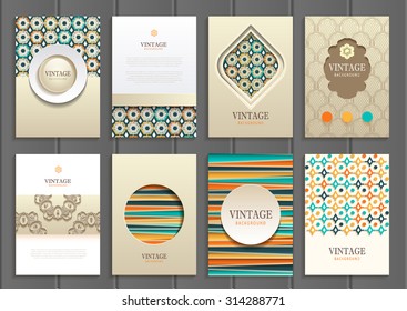 conjunto vectorial de folletos en plantillas de diseño vintage marcos y fondos. Uso para materiales impresos, carteles, elementos, sitios web, tarjetas