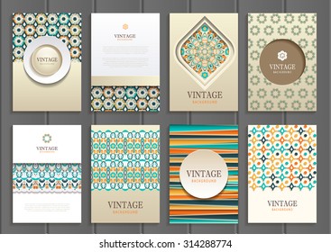 conjunto vectorial de folletos en plantillas de diseño de estilo vintage marcos y fondos. Uso para materiales impresos, carteles, elementos, sitios web, tarjetas