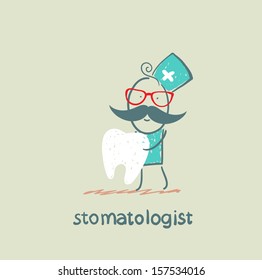 stomatologist holding a tooth