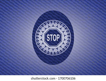 icono de detención en el interior de la placa con fondo de denim