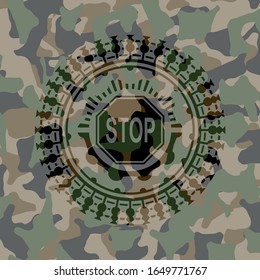 Stoppsymbol auf Tarnstruktur