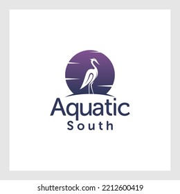 Diseño de plantillas de logotipo de almacenamiento.Logo de flamenco, que se encuentra en el caudal de agua. La puesta de sol detrás del flamingo da una impresión natural que es bonita y fresca.