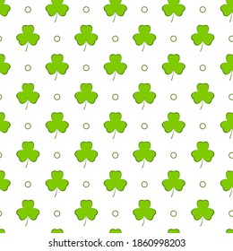 Día de San Patricio. Patrón vectorial sin foco con hojas de shamrock verdes, monedas sobre fondo blanco.