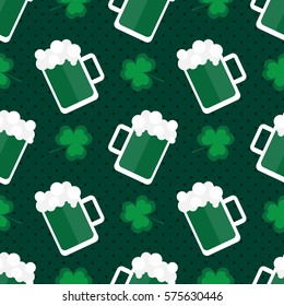 Fiesta nacional de San Patricio de Irlanda, fondo de patrón transparente con cerveza y trébol, hojas de shamrock.