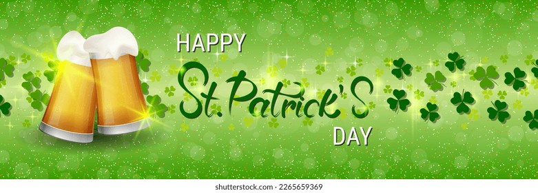 Plantilla de banner vectorial del Día de San Patricio. Fondo verde con hojas de trébol coloridas y gafas de cerveza