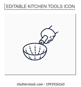 Icono de la línea del entrenador. Pimienta en forma de cesta. Utensil de cocina con muchos agujeros. Separe el líquido de un sólido. Concepto de herramientas de cocina. Ilustración vectorial aislada. Trazo editable