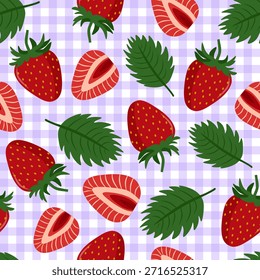 Patrón sin fisuras de fresa con fruta entera, rodajas y hojas sobre fondo de guinga púrpura, diseño lindo de Vector de dibujos animados para tela, empaques, Fondos de pantalla, envolturas y estampados de verano.