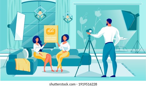 Streaming Live Talk mit erfolgreichem Video-Blogger für junge Frauen, Goldener Preis für eine Million Abonnent auf einer gemeinsamen Plattform. Studio ausgestattet mit Flutlicht. Mann für Kamera, Shooting.