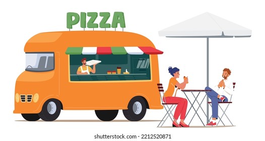 Concepto de comida callejera. Jóvenes disfrutando de pizza en un café al aire libre de verano. Gente comiendo comida rápida sentada en mesas bajo el paraguas. Se reúnen y hablan personajes hombres y mujeres. Ilustración del vector de dibujos animados