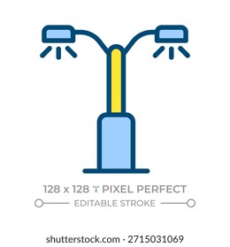 Icono de color de línea perfecta de píxeles de alumbrado público. Poste de la lámpara que ilumina la ciudad. Linternas brillantes. Infraestructura vial. Ilustración vectorial aislada. Diseño de símbolo colorido plano. Trazo editable