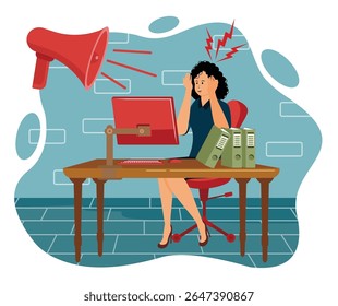 Conceito de estresse. Uma mulher estressada em sua mesa cobrindo seus ouvidos de distrações de alto ruído, simbolizando o estresse no local de trabalho e distrações.