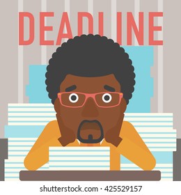 Un hombre afroamericano estresado sentado en la mesa con montones de papeles y con problemas con la fecha límite de la ilustración de diseño plana vectorial. Diseño cuadrado. 