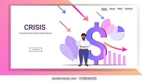 empresario estresado que usa el análisis de laptops cayó en precio dólar caída en gráfico crisis financiera quiebra riesgo de inversión moneda caída concepto de copia horizontal espacio