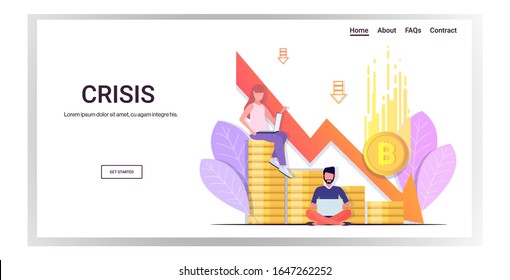 empresarios estresados frustrados por la caída en el precio de la moneda bitcoin colapso de la moneda cripto cayendo flecha crisis financiera bancarrota concepto de riesgo de inversión de plena longitud copia horizontal espacio