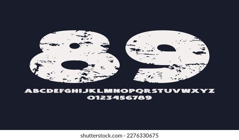 Fuentes de sans serif estiradas en negrita en estilo deportivo. Letras y números con textura aproximada para el diseño de titulares y emblemas