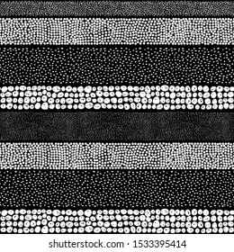 Patrón abstracto y sin fisuras con puntos de tinta. Textura dibujada a mano en puntos de polka. Ilustración de doodle blanco y negro vectorial  