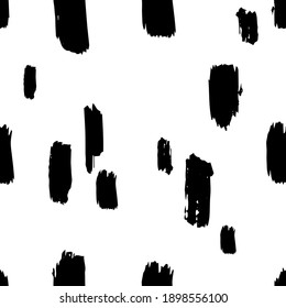 Tiras abstractas de forma manual de vectores de doodle dibujados a mano sin fisuras. Resumen de un patrón sin fisuras con diferentes formas y texturado sobre un fondo blanco.