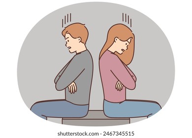 La pareja obstinada se sienta espalda con espalda sufre de problemas de relaciones. Hombres y mujeres enojados se sienten heridos y ofendidos por haber peleado o malentendido.