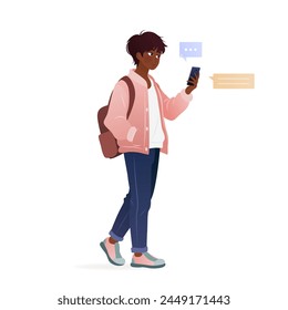 Estudiante con ropa casual de pie y usando su smartphone. Personaje masculino con mochila sosteniendo un teléfono móvil en sus manos y leyendo mensajes. Ilustración vectorial aislada sobre fondo blanco.