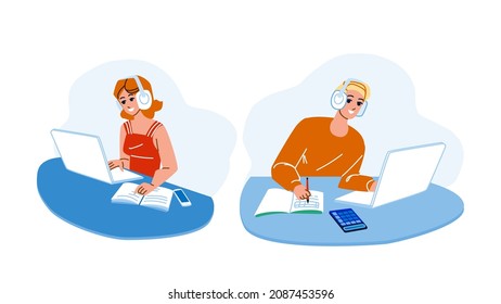 Pareja Estudiantil Haciendo Hogar En Vector De Portátiles. Jóvenes Y Muchachas Adolescentes Usando Teléfonos Móviles Y Computadoras Digitales Para Preparar El Trabajo Doméstico. Ilustración de caricaturas planas de caracteres