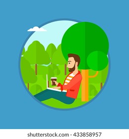 Estudiante con una taza de café sentado en el parque y usando un ordenador portátil. Estudiante trabajando en una laptop al aire libre. Estudiante con portátil en el parque. Ilustración de diseño plana vectorial en el círculo aislado en el fondo.