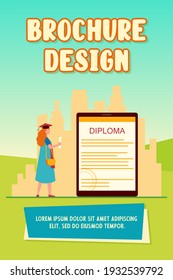 Estudiante mirando el diploma electrónico en pantalla de gadget. Tapa de graduación, bata, tableta de ilustración vectorial plana. Grado de educación, concepto de aprendizaje en línea para banner, diseño de sitios web o página web de inicio