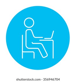 Estudiante sentada en una silla frente al icono de la línea del portátil para web, móvil e infografía. Icono de blanco vector en el círculo azul claro aislado en fondo blanco.