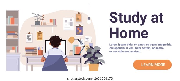 Estudante estudando em casa de mesa aprendizagem área de trabalho livros de computador lâmpada planta acolhedora fundo organizado website banner