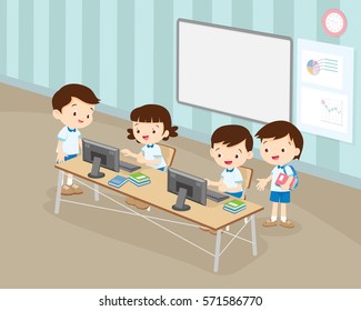 los estudiantes, chicos y chicas, están trabajando con la computadora en el aula.