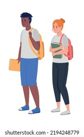 Estudiantes alteran la evaluación de exámenes con caracteres vectoriales de color semiplano. Cifras editables. Gente de cuerpo entero en blanco. Educación simple ilustración de estilo de dibujos animados para diseño gráfico web y animación