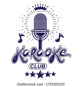 El equipo de audio de micrófono de estudio compuesto por la corona real y notas musicales, puede utilizarse como emblema vectorial para la publicidad de club de karaoke y el afiche de invitación de discoteca.