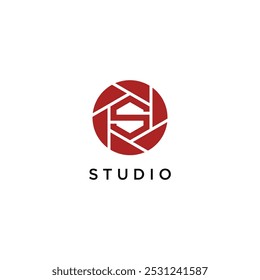 Design de logotipo de fotografia de estúdio, combinar lente de câmera com letra inicial S. Premium Vetor