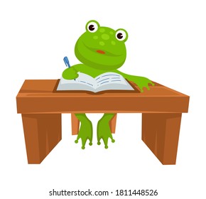 Estudio y educación, escritura aislada de personajes de rana en cuaderno sentado a la mesa. Escuela o universidad, obteniendo conocimiento. Libro de lectura reptil por escritorio, mascota o escolar, vector en plano