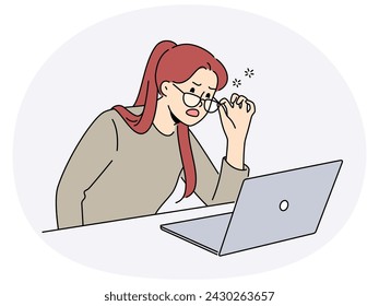 Mujer aturdida se quita las gafas mira la pantalla de la computadora portátil llena de correo o mensaje inesperado. Mujer infeliz trabajo en la computadora sorprendido con noticias increíbles. Ilustración vectorial.