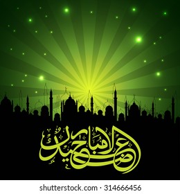 Stilvolle arabisch-islamische Kalligrafie des Textes Eid-Al-Adha Mubarak mit Moschee Silhouette auf glänzendem grünem Hintergrund für das muslimische Gemeindefestival der Opfer.