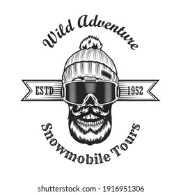 Stilvolles Badge für Snowmobile Touren, Vektorgrafik. Einfarbiges Etikett mit Bartschädel in warmem Strickhut und Sonnenbrille. Extrem- und Wintersportkonzept für Retro-Vorlagen