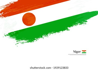 Stilvolle Pinselfahne von Niger. Schöner Unabhängigkeitstag in Niger mit grauem Hintergrund
