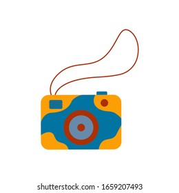 Stylische Kamera mit blauem und gelbem Druck und Seil für einfaches Tragen. Ein tragbares Gerät zum Erstellen von Fotos. Farbige Illustrationskarikaturen auf weißem Hintergrund Vektorillustration