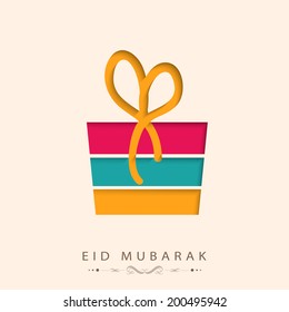 Elegante y colorida caja de regalo sobre fondo beige para las celebraciones del festival Eid Mubarak. 
