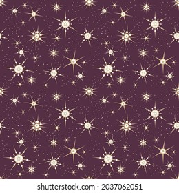 Diseño impecable de bellos copos dorados de nieve de diferentes formas sobre un fondo morado. Tema festivo de Año Nuevo. Diseño vectorial repetible para decoración de invierno, impresión, papel pintado, embalaje