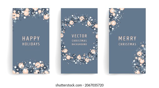 Stilvolle Weihnachtshintergründe. Weihnachtsbälle mit weicher Pulverschleißfarbe auf Blau mit kleinen funkelnden Schneeflocken. Geeignet für Banner, Geschichten, Werbung, Karten, Cover und andere Designs