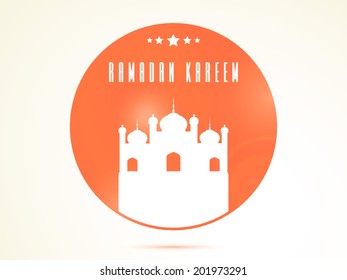 Diseño elegante y pegajoso con mezquita de papel sobre fondo beige brillante para el mes sagrado de la comunidad musulmana Ramadan Kareem. 