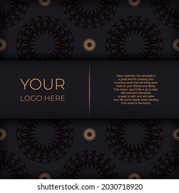 Plantilla elegante para imprimir postales de diseño en color negro con lujosos patrones griegos. Preparación de una tarjeta de invitación con ornamentos vintage.