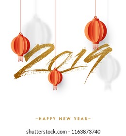 Texto elegante 2019 sobre fondo blanco decorado con lámparas de papel colgante para el diseño de tarjetas de felicitación de la celebración de Año Nuevo.