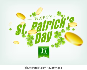 Texto elegante Feliz Día de San Patricio sobre brillantes hojas de shamrock y monedas de oro cayendo decorado el fondo.